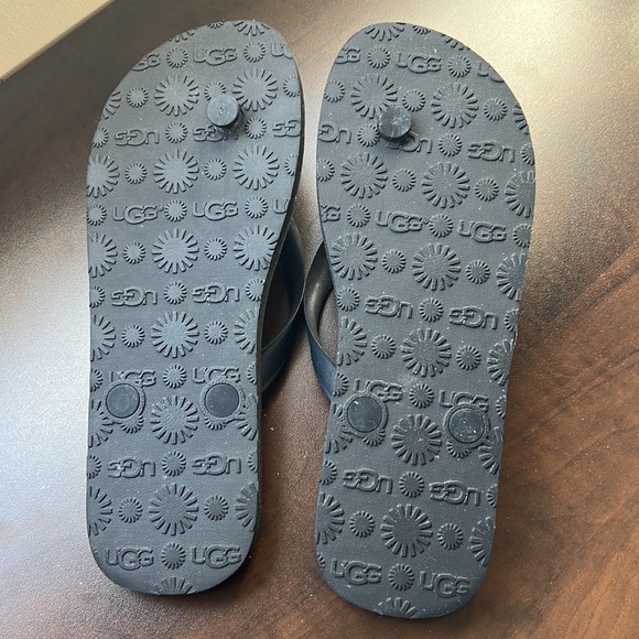 Ugg flip flops - Picture 3 of 3
